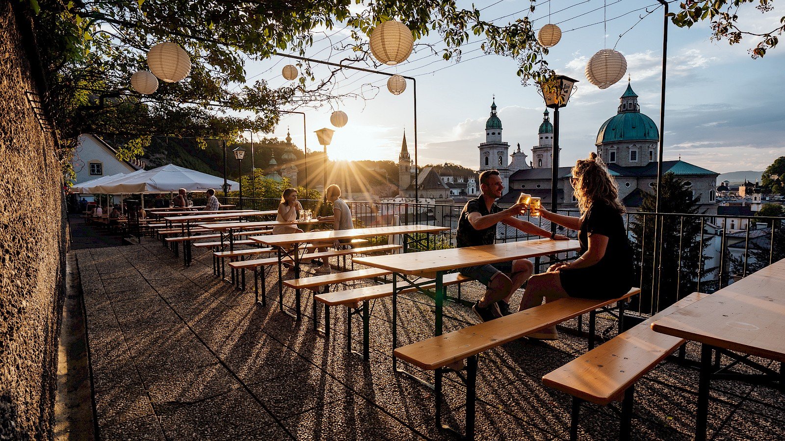 레스토랑 및 비어 가든 (Bräustüberl & Gastgarten)